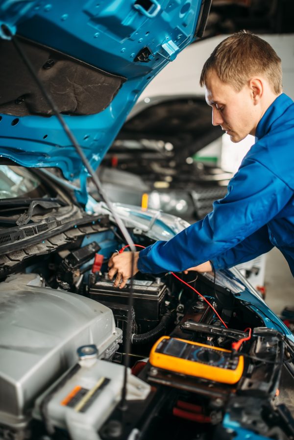 Car electrician checks the battery level, Serviços de Auto Socorro em São Paulo